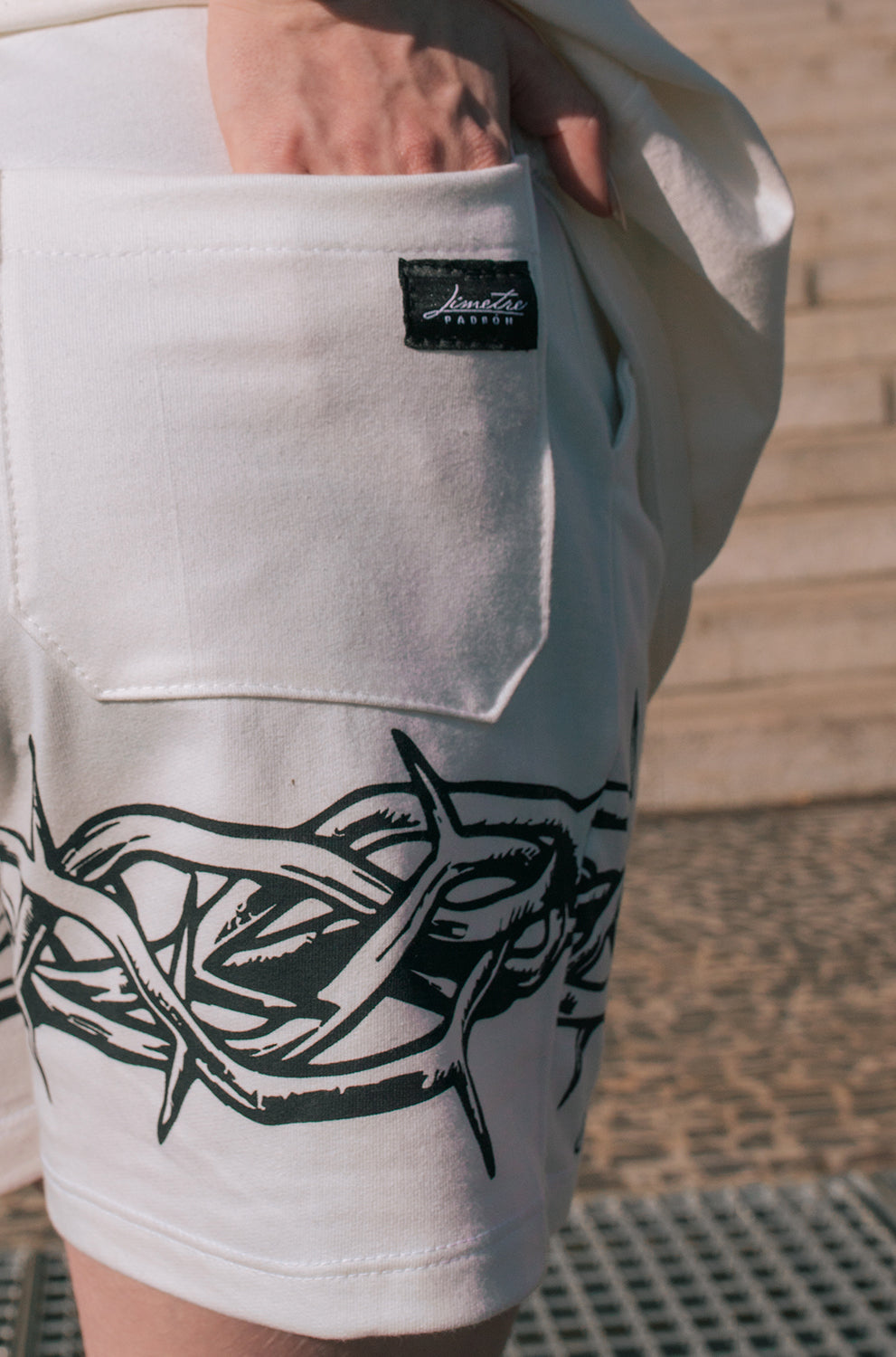 CROWN OF THORNS OFF-WHITE SHORTS