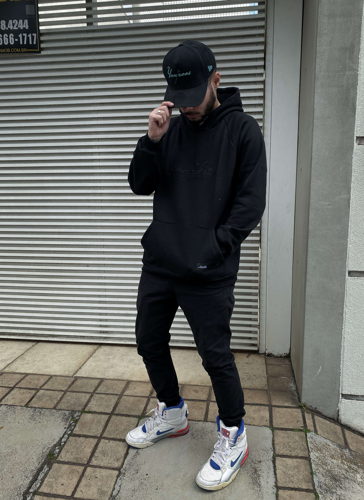 ESSENCIAL BLACK HOODIE